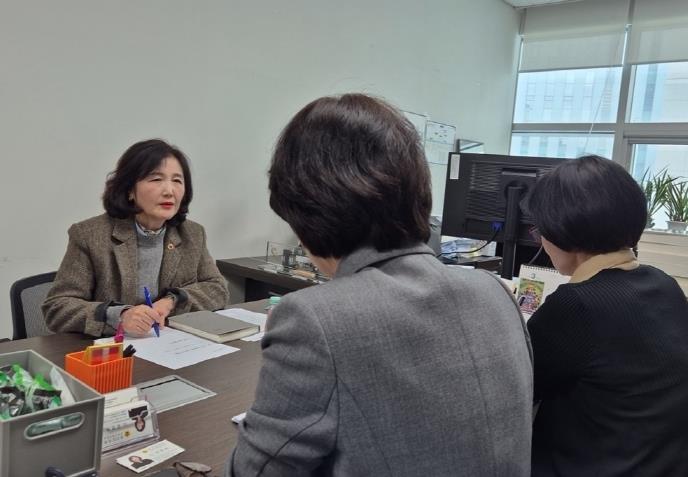 김영희 경기도의원, 경기형 가족돌봄수당 접수기간 확대 논의 더 많은 가정이 혜택 받아야 기사 이미지