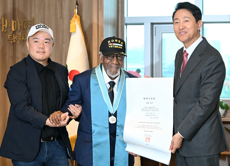 오세훈 시장, 한국전쟁 참전 미국인 제롬 골더 만나 명예시민증 전달 기사 이미지