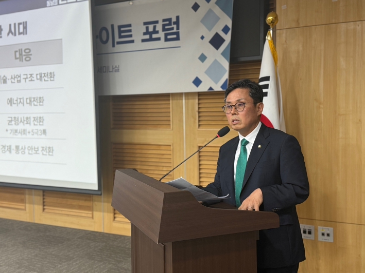 ‘2025 파이낸셜투데이 인사이트 포럼’성료… 안도걸 의원,“진짜 성장을 위한 전환의 시기” 기사 이미지