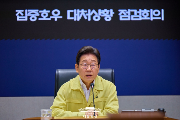 이재명 대통령, 역대급 폭우에 '특별재난지역 조속 선정…신속 복구 총력' 기사 이미지