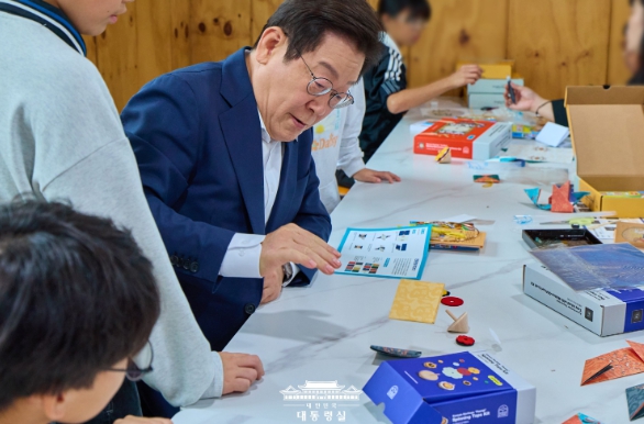 이재명 대통령, 추석 계기 아동양육시설 및 전통시장 방문  기사 이미지