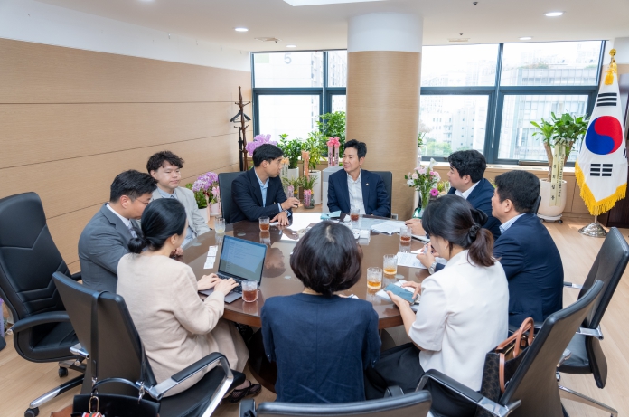 강남구의회 이재진 의장, 눔 (Noom) 정세주 의장 접견 및 간담회 개최 기사 이미지